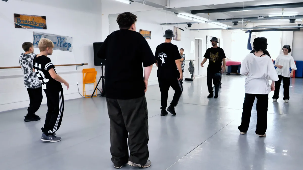 Jugendliche, die Hip-Hop tanzen.